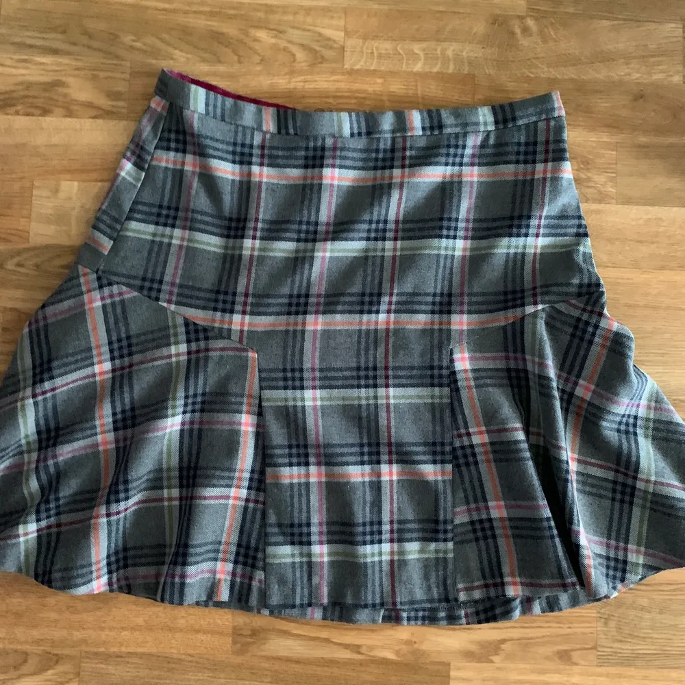 Mörkgrå rutig kort kjol storlek 40. Bud från 50:- (Tajtsen är också till salu för 30:-). Kjolar.