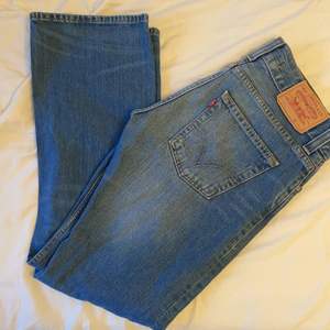 Ett par Levis bootcut jeans i low rise. De är köpta begagnade, aldrig använda av mig, men i mycket gott skick! I snygg urtvättad blå färg. Visas på en vanligtvis S, 174 cm lång. Storleken motsvarar ungefär en S/M. ✨frakt ej inkluderat i priset✨