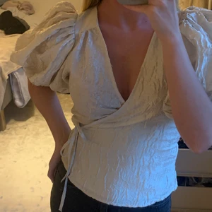 Topp från & other stories  - Ljust guldfärgad topp från & other stories, superfin till alla tillfällen 💛💗💖 köparen står för frakten!