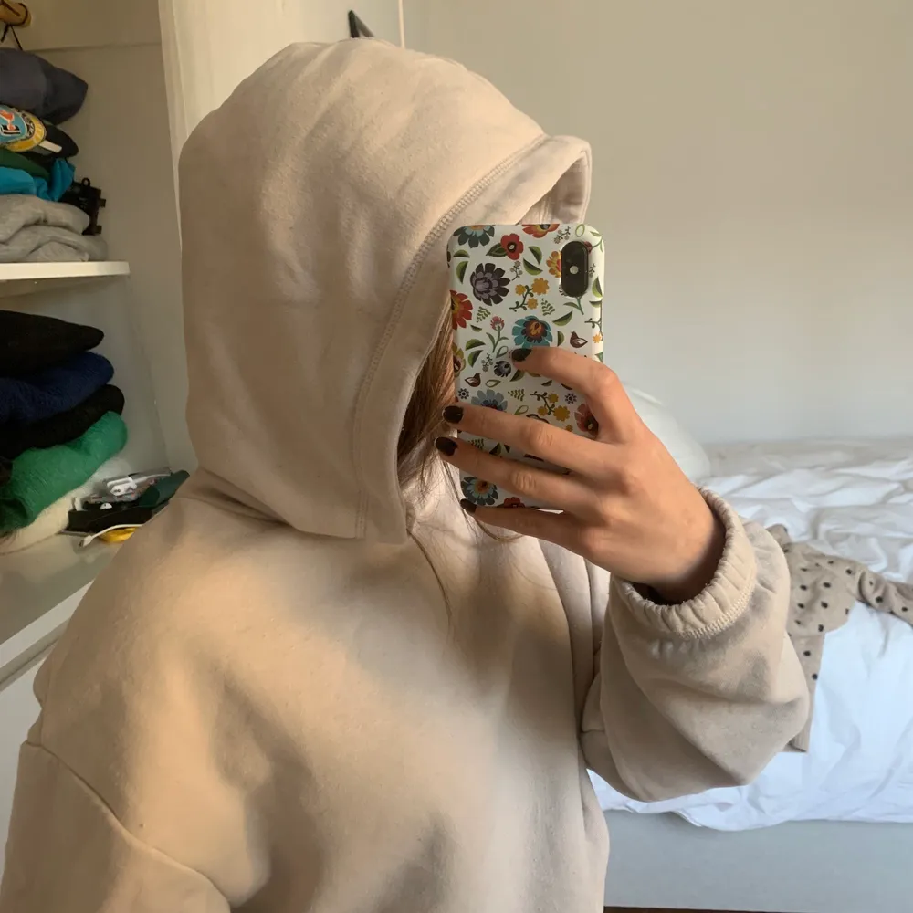 tänkte kolla om någon var intresserad av min beige croppad hoodie från zara i storleken S. super mysig och köpte bara för 1 månad sen. INTEESSEKOLL. Hoodies.