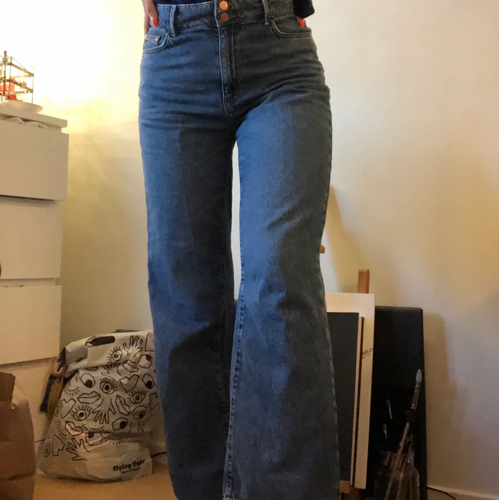 Supersköna jeans från Lindex! Höga i midjan💕 använda få gånger, i bra skick🤩. Jeans & Byxor.