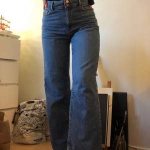 Supersköna jeans från Lindex! Höga i midjan💕 använda få gånger, i bra skick🤩