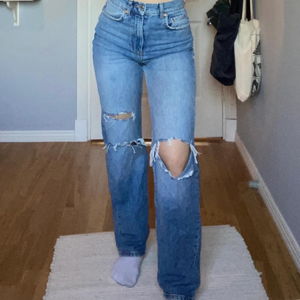 Säljer dessa populära jeans från Gina tricot! Verkligen så snygga men de kommer inte till användning hos mig så hoppas att någon annan kommer gilla de mer! Storlek 34. Säljer för 250kr! Jag är 160 lång och de går över fötterna på mig.. Jeans & Byxor.