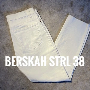 VITA JEANS BERSKAH - Knappa använda jeans från berskah. Rak skinny modell med medel högmidja och avklippta nedtill (ankellängd). Storlek 38, har stretch. Kan skickas (frakt tillkommer) eller mötas upp i centrala Uppsala.