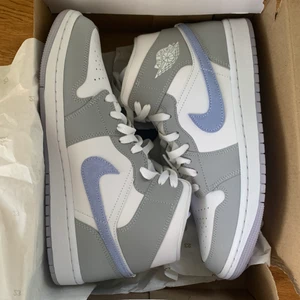 jordan 1 mid wolf gray aluminium ⚡️⚡️ - PISSSNYGGA jordans, (säljer för att dom för en storlek för små, ska köpa likadana fast i en storlek större) helt oanvända och helt i nyskick! kom privat för fler bilder eller vad som! FRAKTEN ÄR GRATIS💓💓 storlek 41💓💓om det är många intresserade så startar jag en budgivning 💓💓SÄNKT PRISET! ❤️