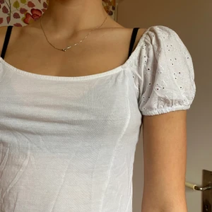 Söt topp - Vit Blus/topp. Så fin att ha med nått svart! Köparen står för frakt🥰