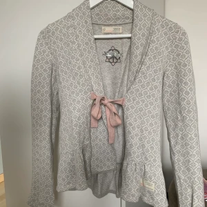 Oddmolly kofta - Säljer nu min Odd Molly kofta i storlek 1 som motsvarar S. Den är endast använd 2 gånger alltså är den precis som ny. Nypris 1500kr och säljer den nu för 500. Pris kan diskuteras det är bara att höra av er till mig! 