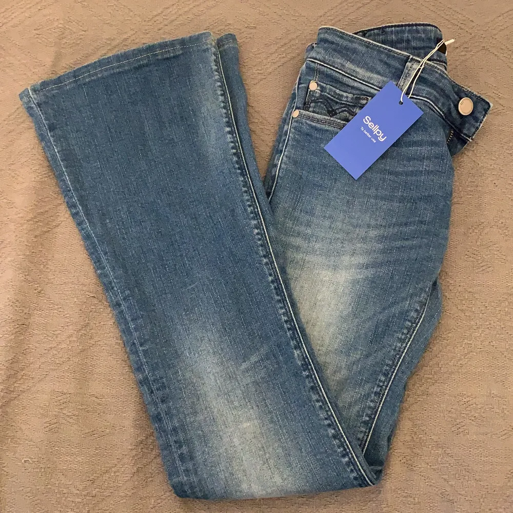 Ett par jeans, bootcat low Waits köpta från Sellpy i strl XS. Säljs pga att jag kollat fel på storleken då jag är en S/M men råkat köpa XS. Säljes av samma pris som köptes. Jeans & Byxor.