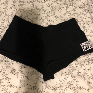 Mjukisshorts - Smickrande mjukisshorts köpta på en Victorias secret butik i London! Supersköna men tyvärr för små :( Säljer även matchande mjukiströja! GRATIS FRAKT 📦 