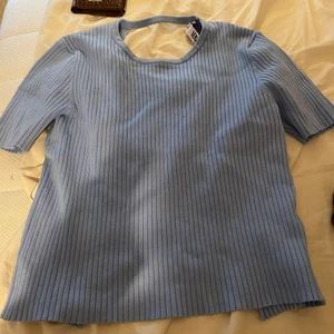 Tröja öppen rygg - Säljer denna fina tröja från Zara! Med öppen rygg! Faller så snyggt på en! 