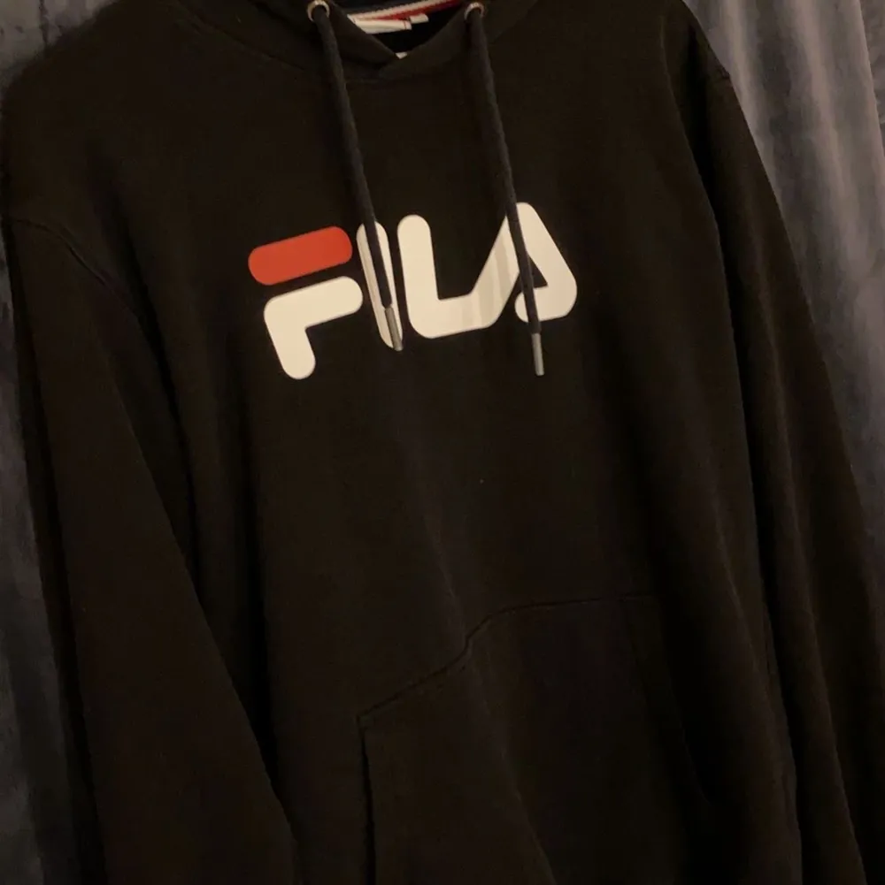 Säljer en svart Fila hoodie i storlek M, den är inte mycket använd så finns inget fel med den.☺️. Hoodies.