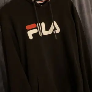 Säljer en svart Fila hoodie i storlek M, den är inte mycket använd så finns inget fel med den.☺️