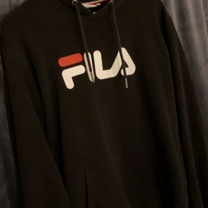 Svart Fila hoodie - Säljer en svart Fila hoodie i storlek M, den är inte mycket använd så finns inget fel med den.☺️