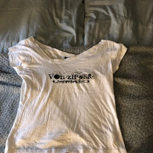 Tröja - Fin gammal T-shirt ifrån vonzipper. Säljer då jag aldrig använder. 
