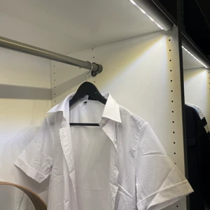 Vit kortärmad skjorta - Säljer En vit kortärmad skjorta för 50kr. Aldrig använd 