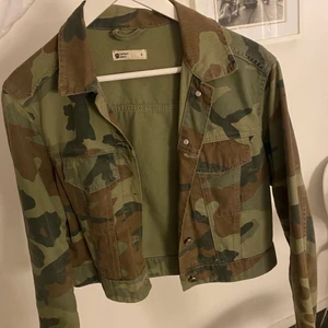 Camouglage jeans jacka  - Jeans jacka ifrån Gina tricot i väldigt bra skick!