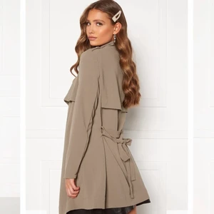 Militär grön höst kappa - En super snygg höst kappa som är helt ny och aldrig använt, köpte den för en månad sen men fel storlek. Storlek xs passar s med! Skriv privat för fler bilder.