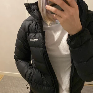 Snygg puffig Peak performance jacka  - Säljer min mysiga puff jacka från peak performance🥰 ✨NYSKICK✨ använd 2-5 gånger, säljs då jag glömt att jag ägde en sån och därför aldrig kom till användning😘 säljer för 700+frakt, eller högsta bud, skriv för fler bilder 