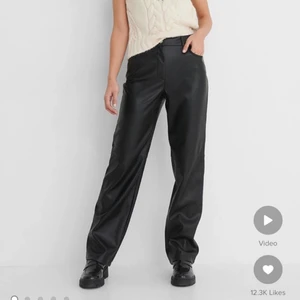 raka skinnbyxor  - säljer mina raka skinnbyxor från na-kd som inte kommit till användning för mig så mycket! ✨ skriv privat för flera bilder💕💕nypris är 400kr