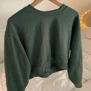 Snygg, mörkgrön sweatshirt i kortare modell från zara!