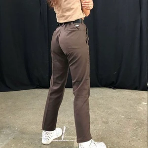 Bruna dickies - Bruna jättetrendiga dickies byxor🤎 första bilden är lånad men dom ser exakt likadana ut stl 30x32. Passar mig som har 36/38 på byxor. Högsta budet är 340kr exkl frakt!!