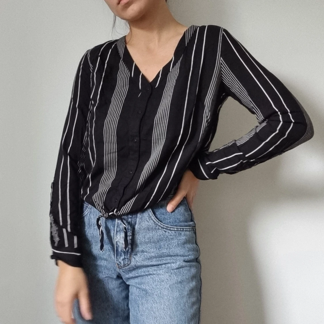 Crop blus med knut, ONLY (strl 34)