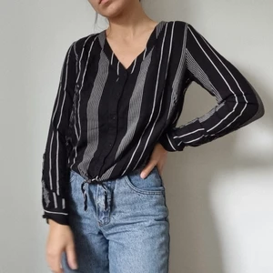 Crop blus med knut, ONLY (strl 34) - En kortare blus med knytning undertill, från ONLY i storlek 34 (passform 34/XS)