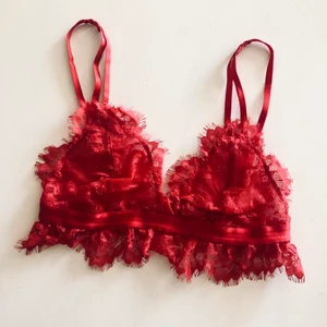 Lace top  - Lace top från Gina Tricot i strl.M. Är aldrig använd och säljes pga att jag trodde att jag skulle använda den mer. Är även normal i storlek✨