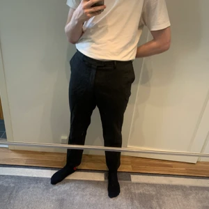 Oscar Jacobson kostymbyxor  - Knappt använda kostymbyxor från Oscar Jacobson i väldigt fint skick! Är själv 190cm lång och de passar väldigt bra! Ny pris 2500kr