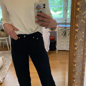 Svarta highwaisted jeans från weekday! - Svarta jeans i modellen ”rowe” från weekday. Höga i midjan och i storlek w 26 L 32. Har lämnat in de och fått en ny dragkedja fixad, så i fint skick. 