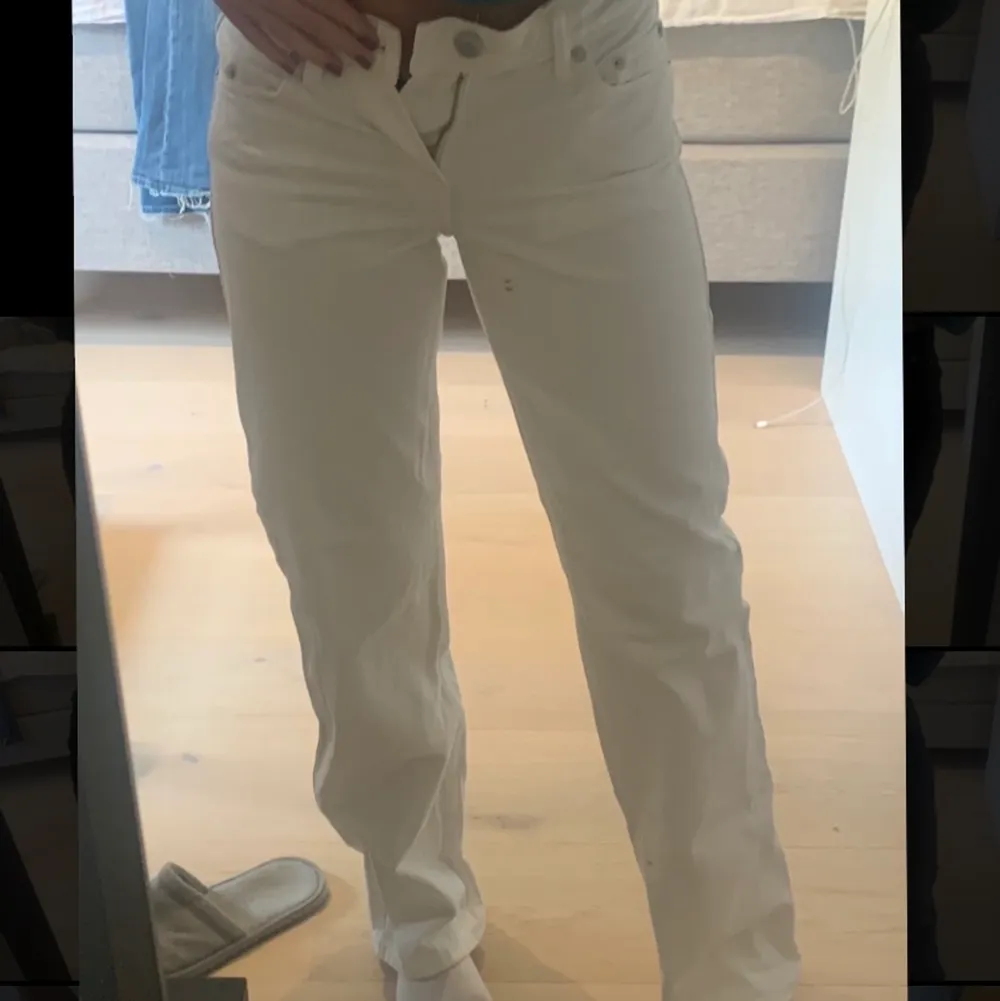 säljer mina vita weekday jeans i modellen arrow och storlek 25/32. använda max 3 gånger. köpare står för frakt 💕. Jeans & Byxor.