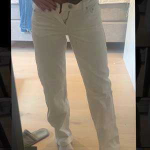 säljer mina vita weekday jeans i modellen arrow och storlek 25/32. använda max 3 gånger. köpare står för frakt 💕