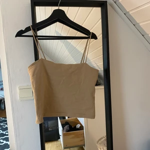 Gulligt linne ifrån ginatricot! - Säljer mitt linne då det ej kommit till användning. Superfint och gulligt.köpt för 49 o säljer för 20kr stl M/L