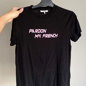 Ganni t-shirt med tryck i rosa ”Pardon my French” i storlek S i fint skick.