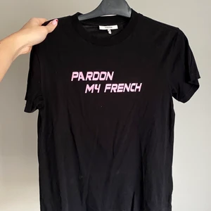 Ganni T-shirt - Ganni t-shirt med tryck i rosa ”Pardon my French” i storlek S i fint skick.