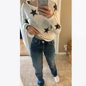 Tröja med stjärnor  - Säljer nu denna superfina tröja med stjärnor på, då den inte längre kommer till användning. Den är i superfint skick utan några defekter. Tröjan är i storleken 158/164 men passar en XS/S!☺️ Tröjan är köpt för ca 1 år sedan💛 Om flera är intresserade blir det budgivning☺️