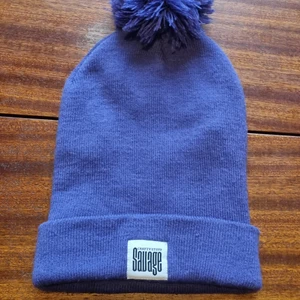 Lila mössa med toffs - Lila mössa. 15 kr. samfraktar vid köp av flera varor för 66 kr 👍💕📦