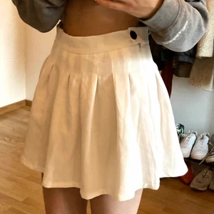 Tenniskjol  - Jättesöt tenniskjol köpt på en secondhand butik i London💓 köpt under sommaren men ej kommit till användning. Jag är 165cm lång 💖