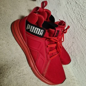 Sneakers  - Knappt använda sneakers 