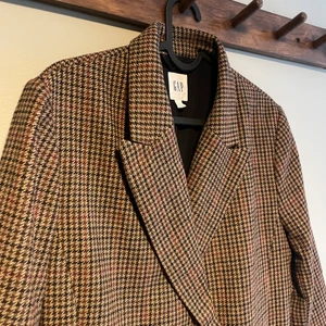 GAP kavaj strl 38-40 - Endast använt 2 ggr max. Sitter fint på alla mellan storlek 36-40. Köpt i London och står därför storlek 8.