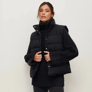 Vadderad väst XS, Moa Mattsson x NA-KD - Väljer även att kolla intresset på denna i XS. Superfin och helt oanvänd väst, slutsåld från Moas kollektion. Går att justera med ett band i midjan. Fodrad 100% polyester. Köpare står för frakt❤️