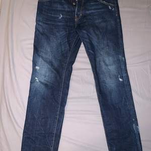 •Dsquared2 Jeans  Size 46 Skick 10/10 (Endast provade) Köpta på NK för 5000kr  Köp nu 1799kr!