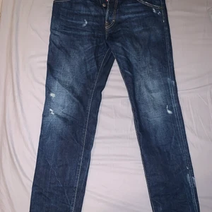 Dsquared2 Jeans size 46 - •Dsquared2 Jeans  Size 46 Skick 10/10 (Endast provade) Köpta på NK för 5000kr  Köp nu 1799kr!