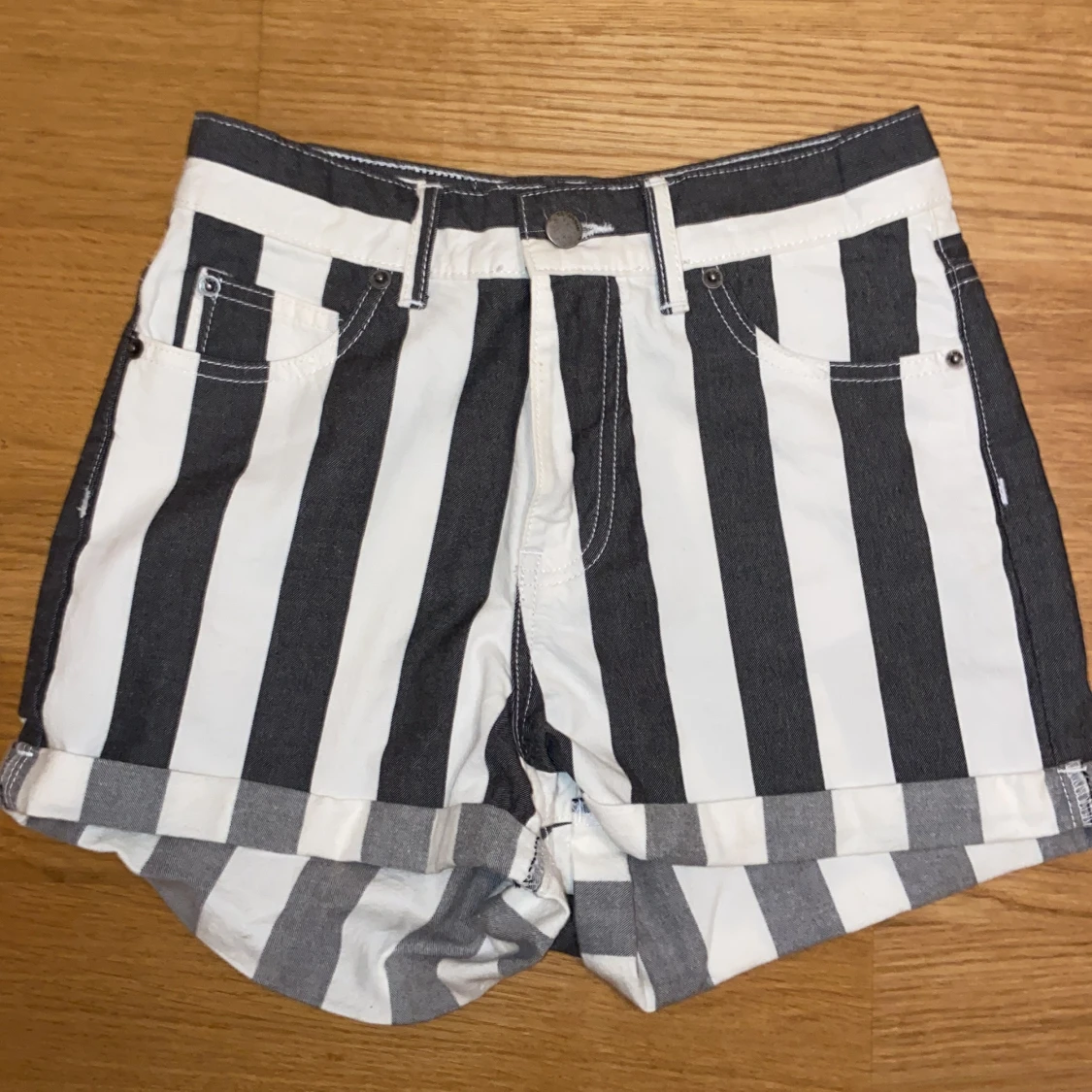 Jeanshorts i randigt från dr. Denim! - 90