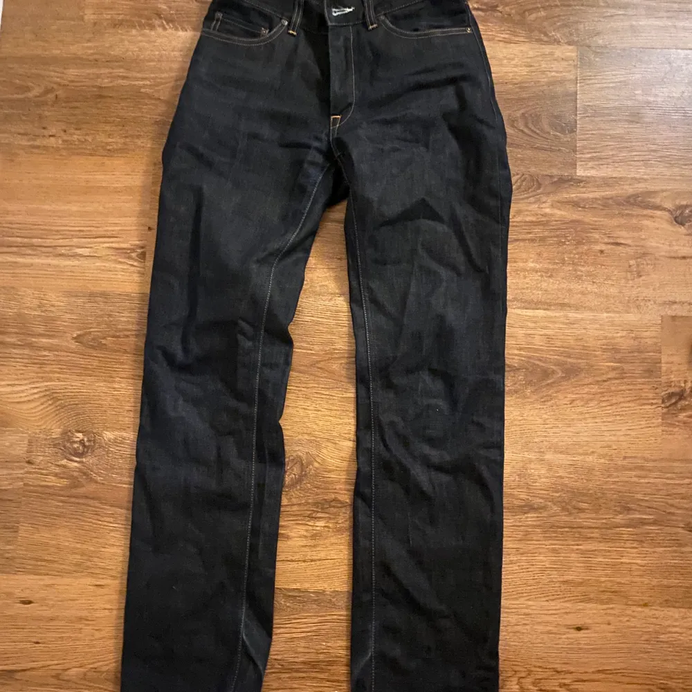 Högmidjade acne jeans, insydda, mörkblå, strl xs/s. Jeans & Byxor.