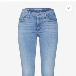 Lågmidjade levis jeans  - SÄNKT PRIS!!! Ljusblå jenas från Levis i bra skick! 