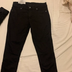 Jeans - Helt nya skinny jeans från cheap monday, aldrig använda. Säljs eftersom de inte passade. Storlek 30-31.