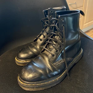 Dr martens - Ett par Dr Martens i storlek 37. Slitna (se bild) men har mycket kvar att ge. Frakt kostar 99kr och är spårbar. Hör gärna av er om ni har några frågor eller vill ha fler bilder💗💗