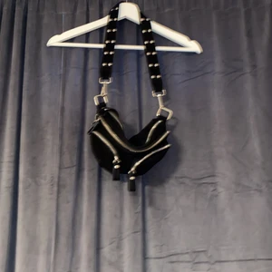 Väska - Snygg väska köpt från Gina för ca 500 fint skick inget hål flera bilder kan skickas💕