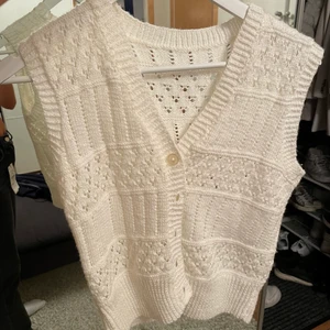 Stickad väst - Vit stickad väst i bra skick